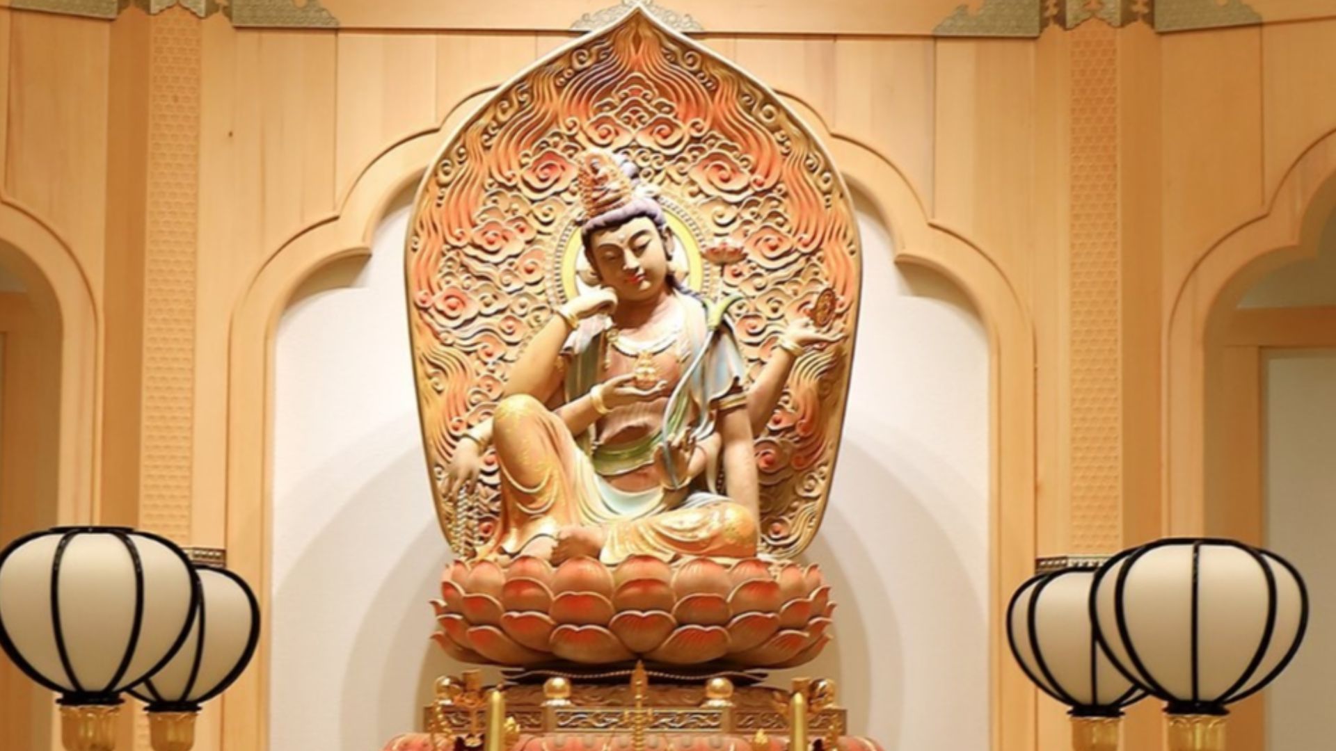 File:Cintamanicakra (Ruyilun Guanyin) - Mount Putuo Guanyin Dharma Realm; Zhejiang, China.jpg