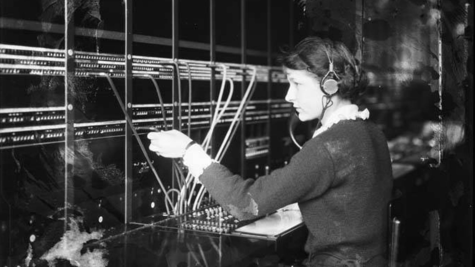 File:Telephone switchboard operators, ca 1922 (MOHAI 5108).jpg