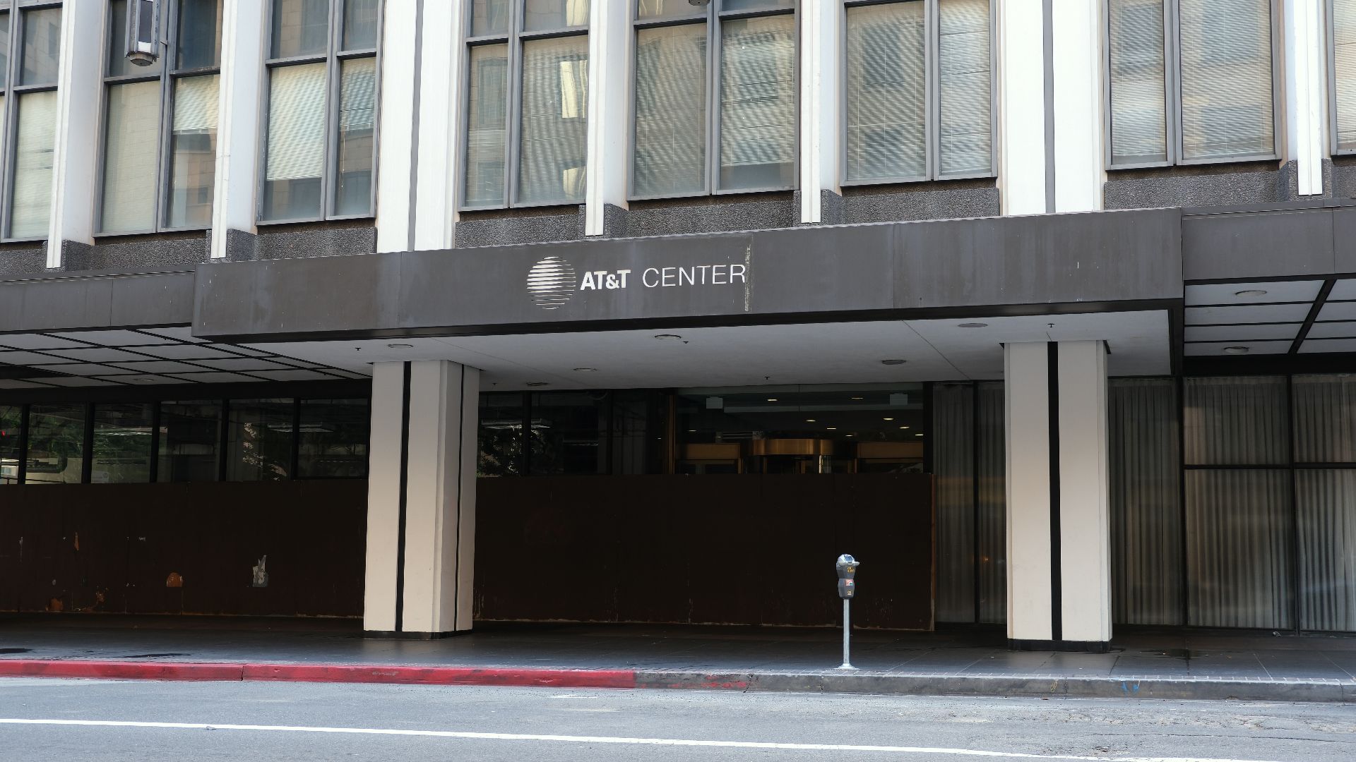 File:611 Place 611 W 6th Street AT&T Center Facade in 2023.jpg