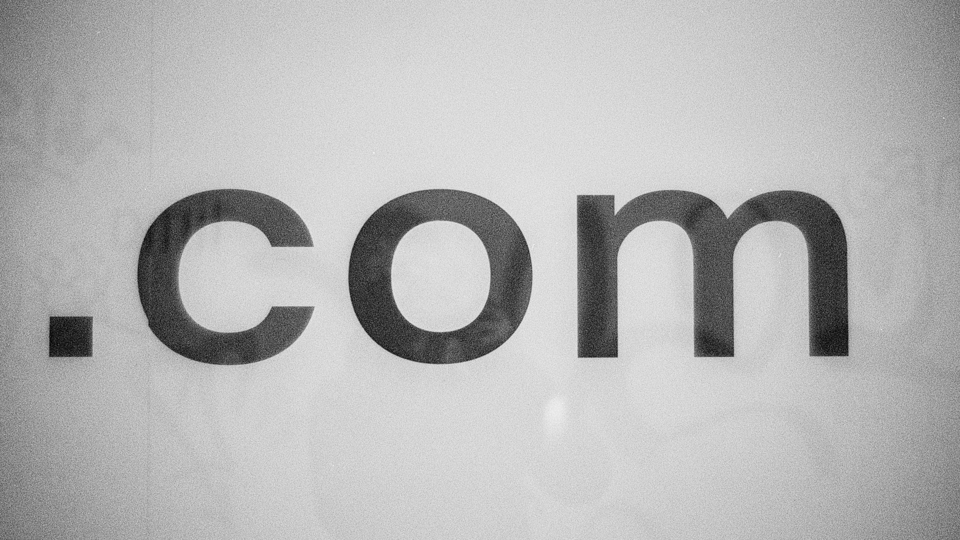 a black and white photo of the word comm