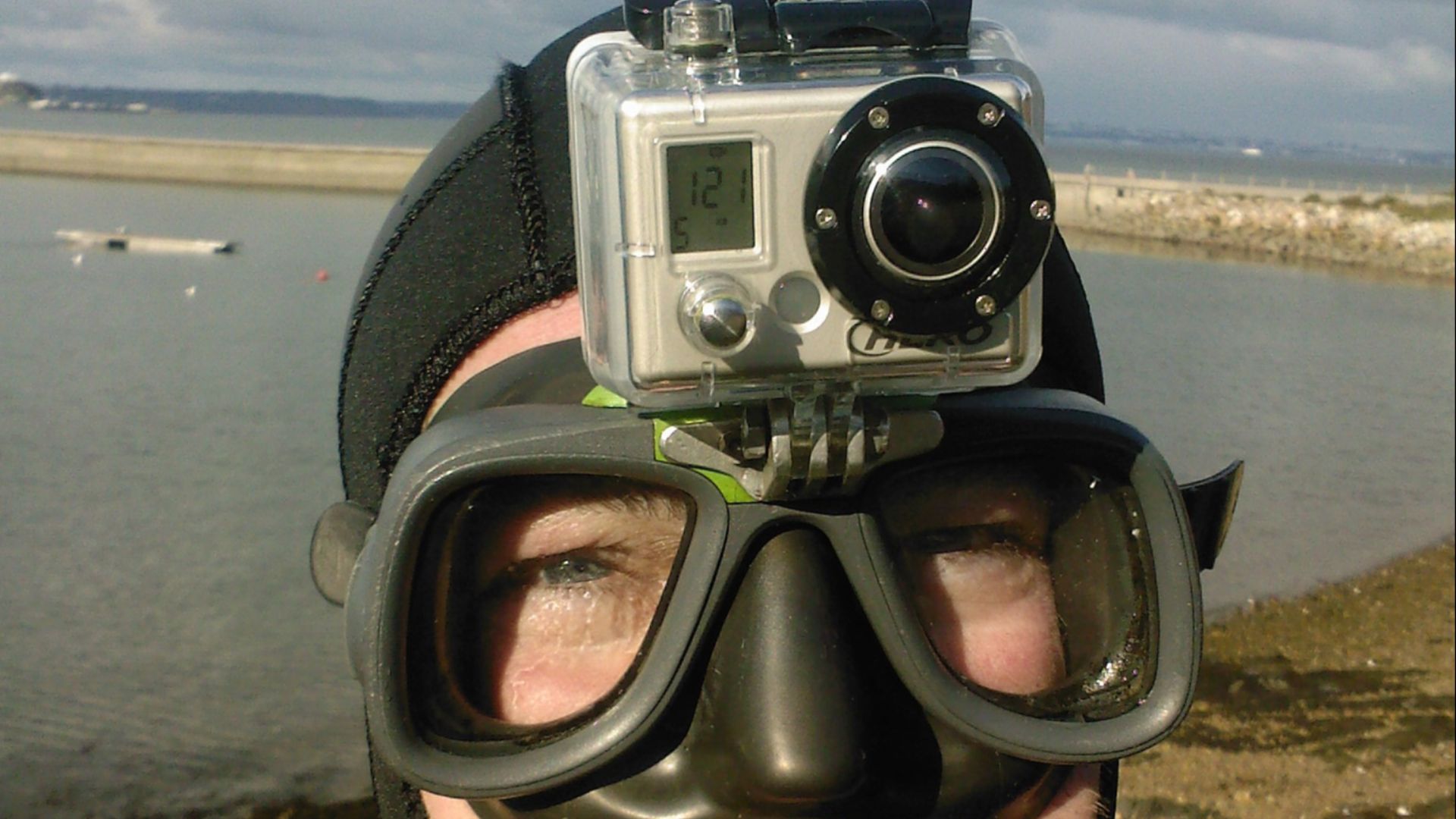 File:Montage d'une Gopro HD sur un masque de chasse sous-marine.jpg
