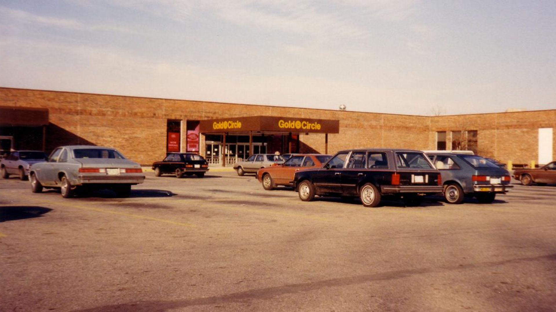 File:Gold circle olentangy rd columbus 1989 wiki.JPG