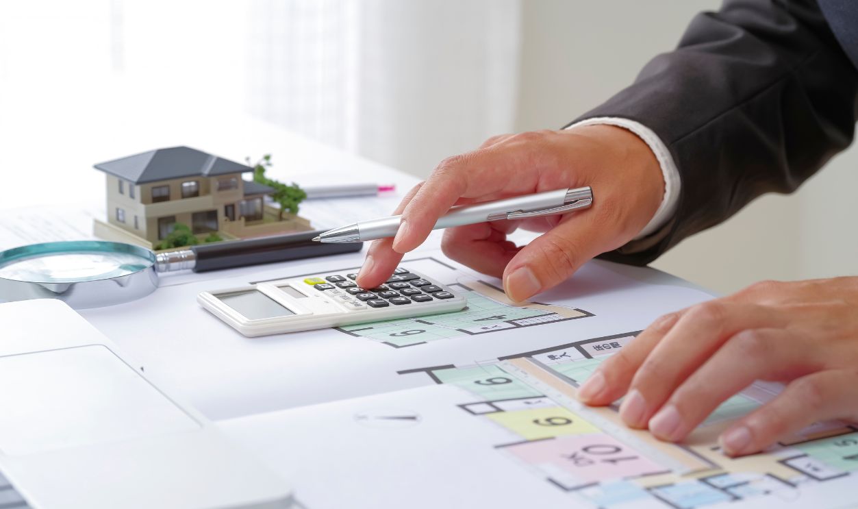 A man who calculates asset value by real estate appraisal