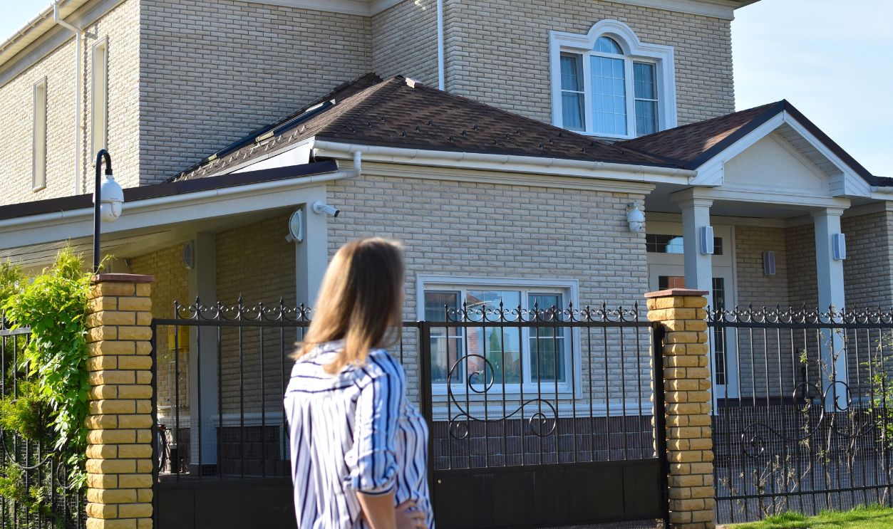 buying a big house, a woman chooses a cottage, real estate services