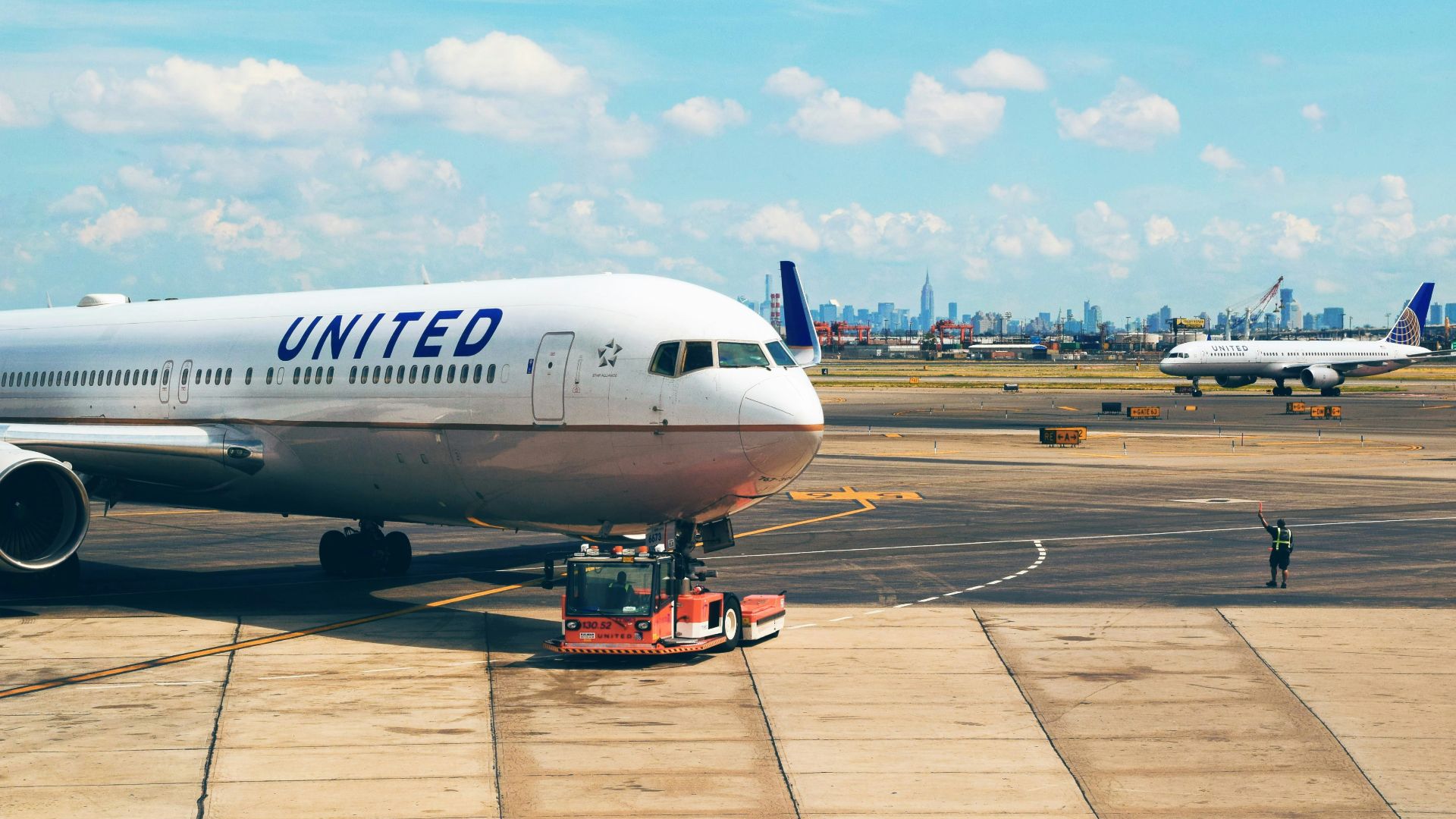 whgite United plane on park