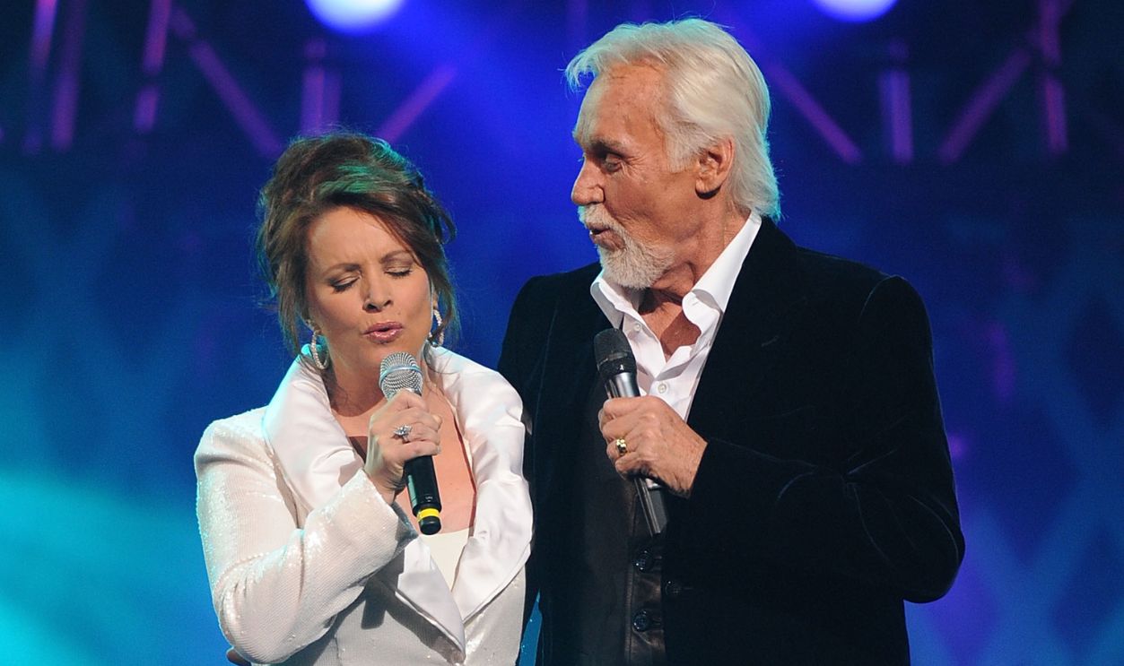 Getty Images - 98399765 - Recording Artists Sheena Easton and Honoree Kenny Rogers Perform at Kenny Rogers: The First 50 Years show at the MGM Grand at Foxwoods on April 10, 2010 in Ledyard Center, Connecticut.