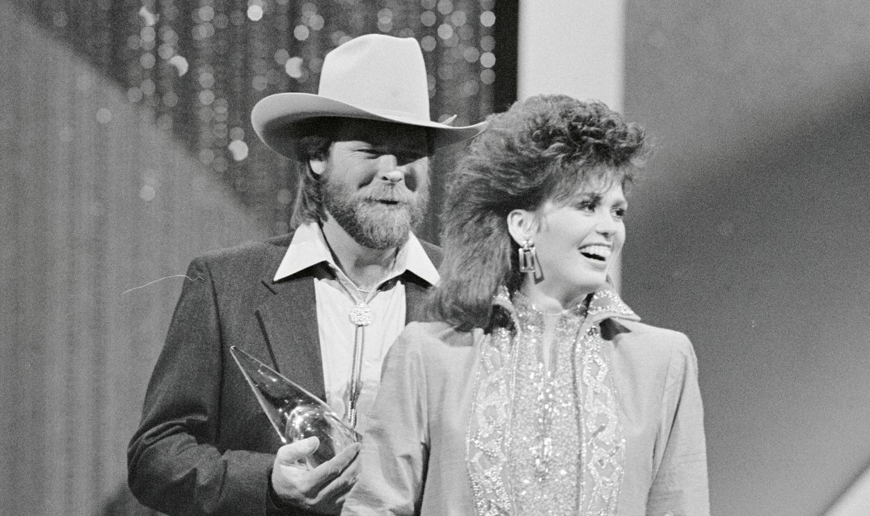 Getty Images - 517787642 - Marie Osmond and Dan seals accept the award as Vocal Duo of the Year during the Country Music Association awards presentations 10/13 night.