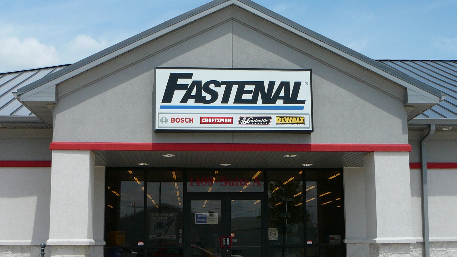 A picture of the main entrance of the Fastenal building in Macomb, Illinois 6145