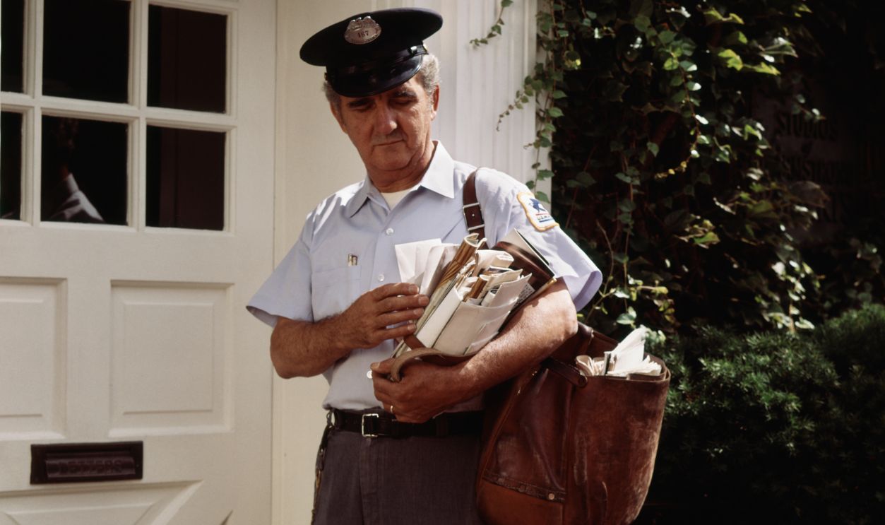 1970s MIDDLE AGED MAILMAN...