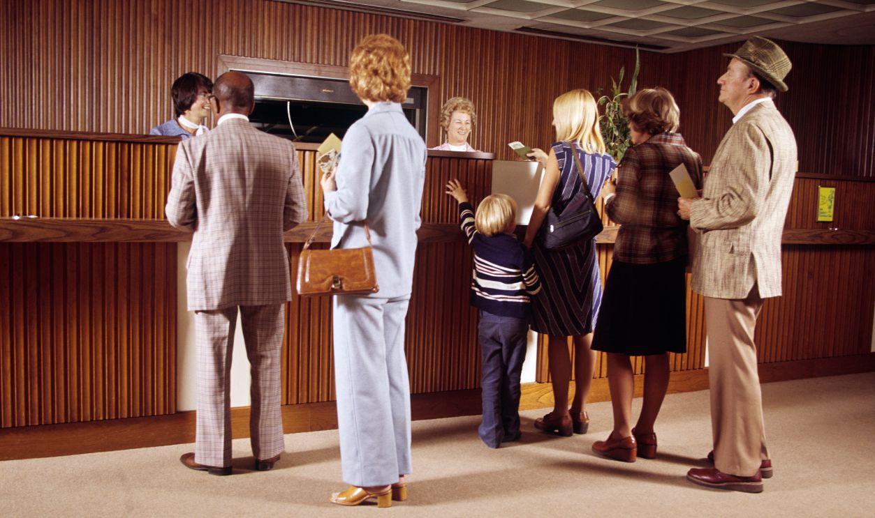 1970s MEN WOMEN CHILD...