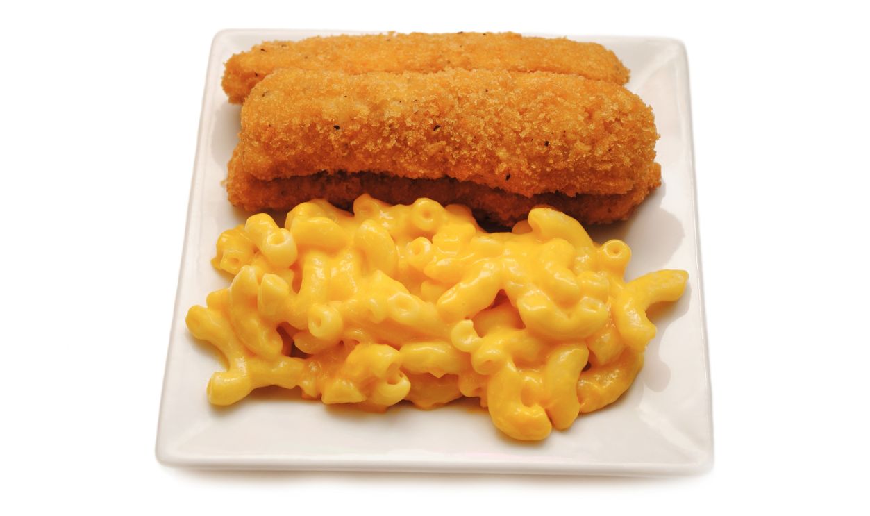 Shutterstock - 2377983253 - Pescados servidos en una placa con Mac y queso.