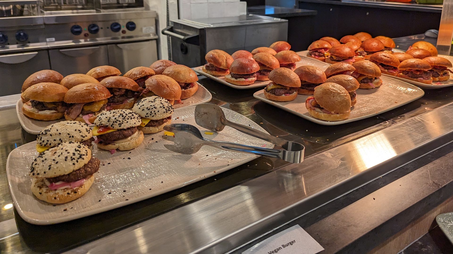 Visning av fartyget Finncanopus i Stockholm vid Stadsgården inför premiären den 15 februari 2024. Hamburgare på Fisherman’s Bistro.