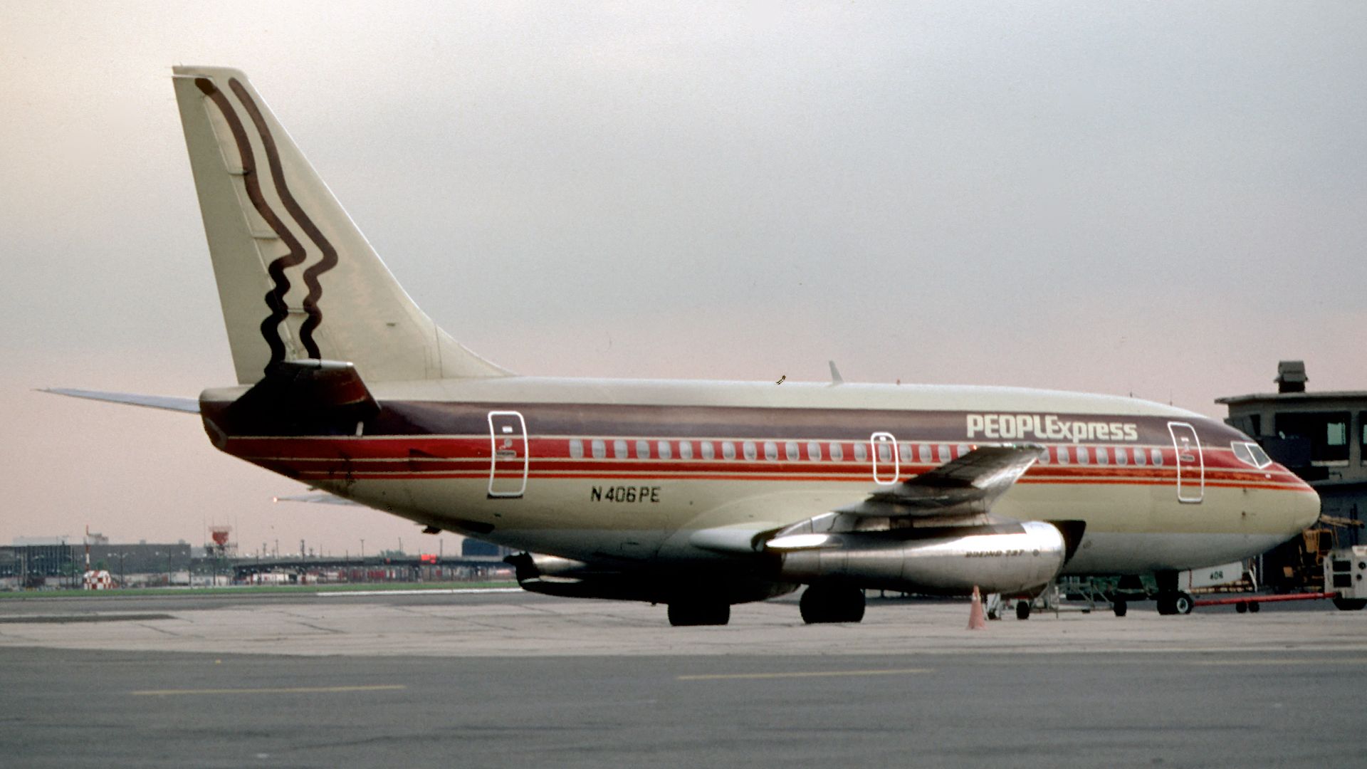 People Express Boeing 737-130; N406PE@EWR; May 1982/AUL