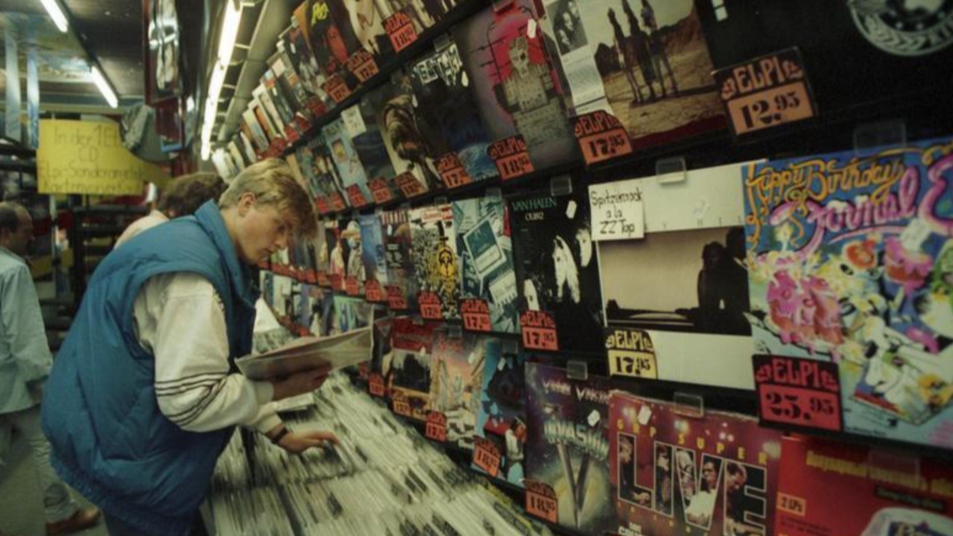 For documentary purposes the German Federal Archive often retained the original image captions, which may be erroneous, biased, obsolete or politically extreme. Juni 1988
Bonn - Innenstadt, Schallplattengeschäft in der Sternstraße