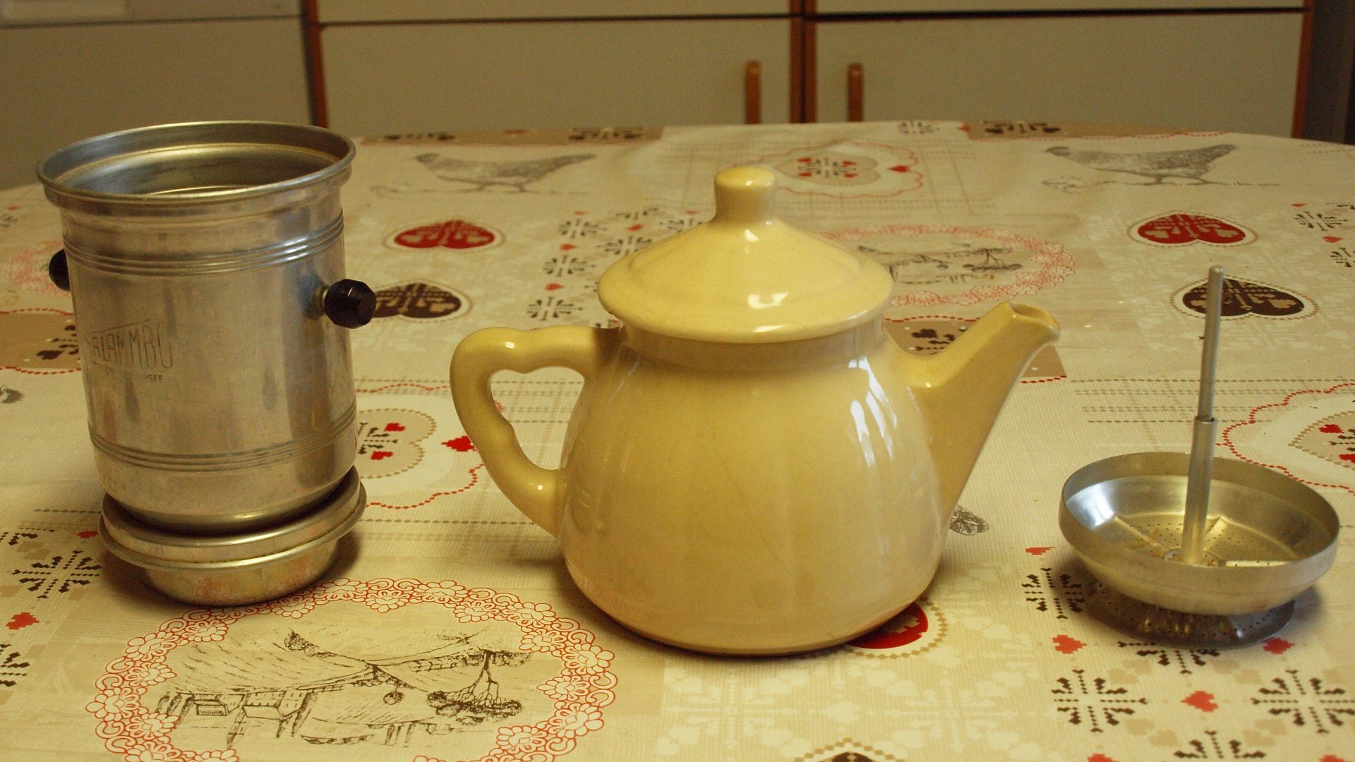 Ancienne cafetière à percolation par piston - récipient & couvercle en faïence et le percolateur en aluminium. - années 1970