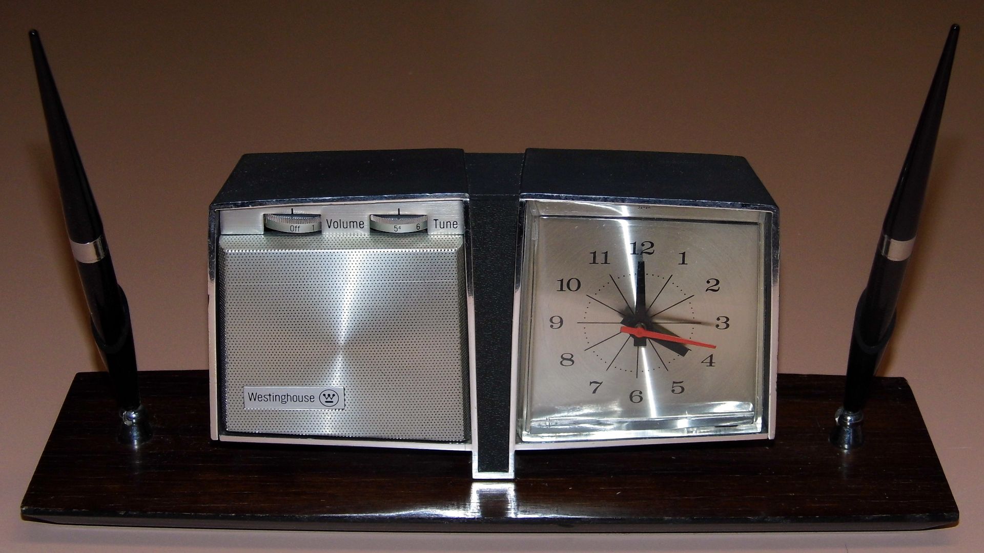 Vintage Westinghouse Desk Set Clock Radio, Model RLA1070A, Broadcast Band Only (MW), Made In Taiwan, Circa 1970s