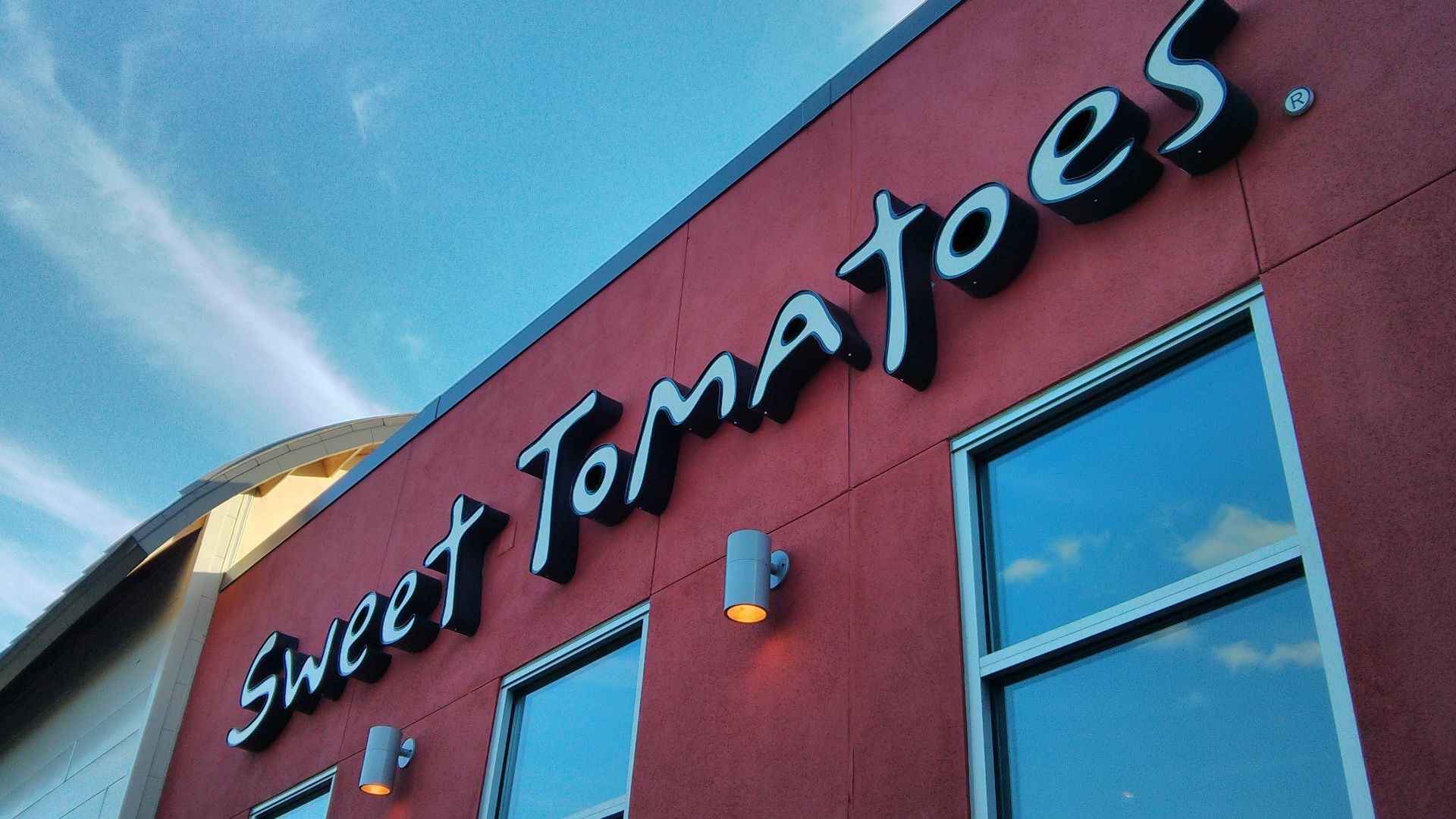 The outside of a Sweet Tomatoes restaurant in central Florida.