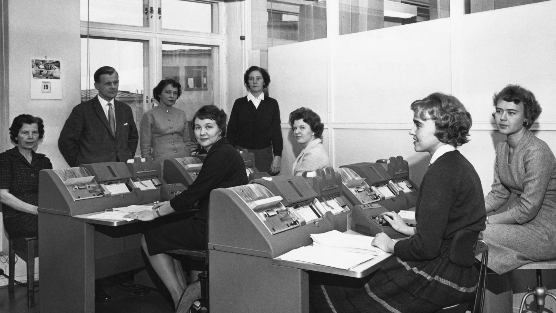 Helsingin kaupungin tilastotoimiston henkilökuntaa, Arkadiankatu 22; negatiivi ja vedos, filmi paperi, mv