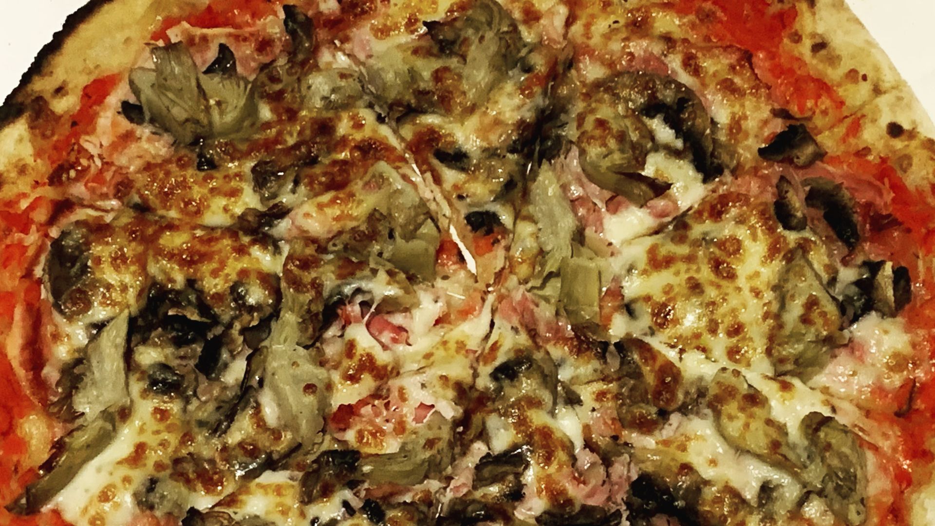 Pizza Tradizione (Niévroz) - pizza à emporter Pietro - jambon champignons artichaud.