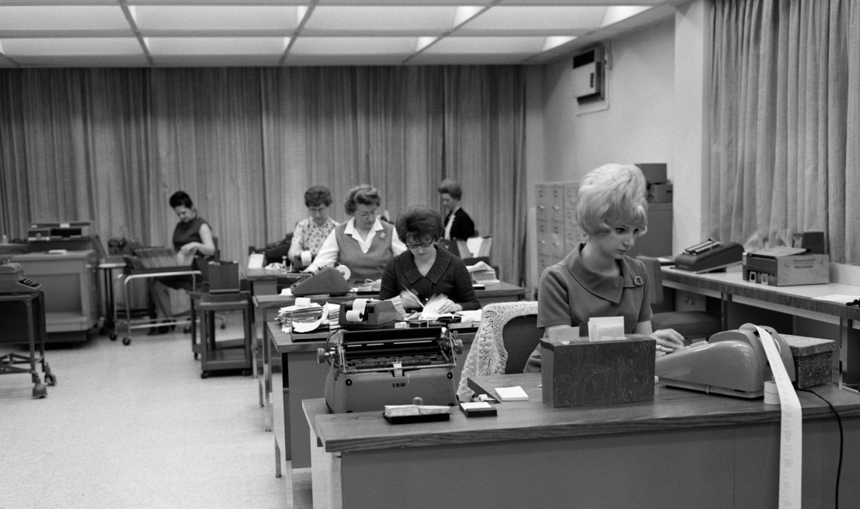 1960s 6 WOMEN AT DESKS IN ACCOUNTING OFFICE INTERIOR ADDING MACHINES