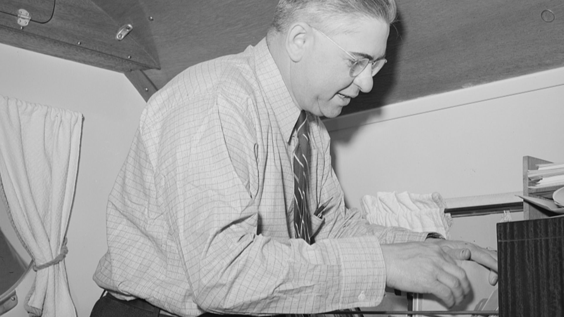 Clerk at the FSA (Farm Security Administration) migratory labor camp mobile unit. Wilder, Idaho.