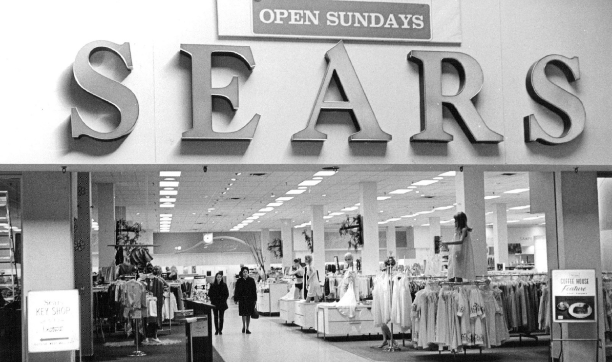 MAR 20 1971, MAR 22 1971, MAR 24 1971; Mall Offers Easy Access to Sfores; Shoppers can walk right in