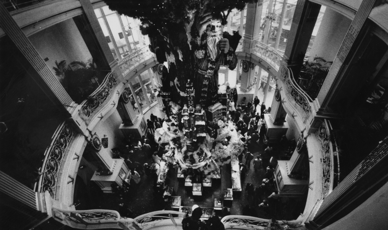  Nieman Marcus brings in the post Thanksgiving shoppers to gaze at the Christmas tree and shop, November 29, 1985.