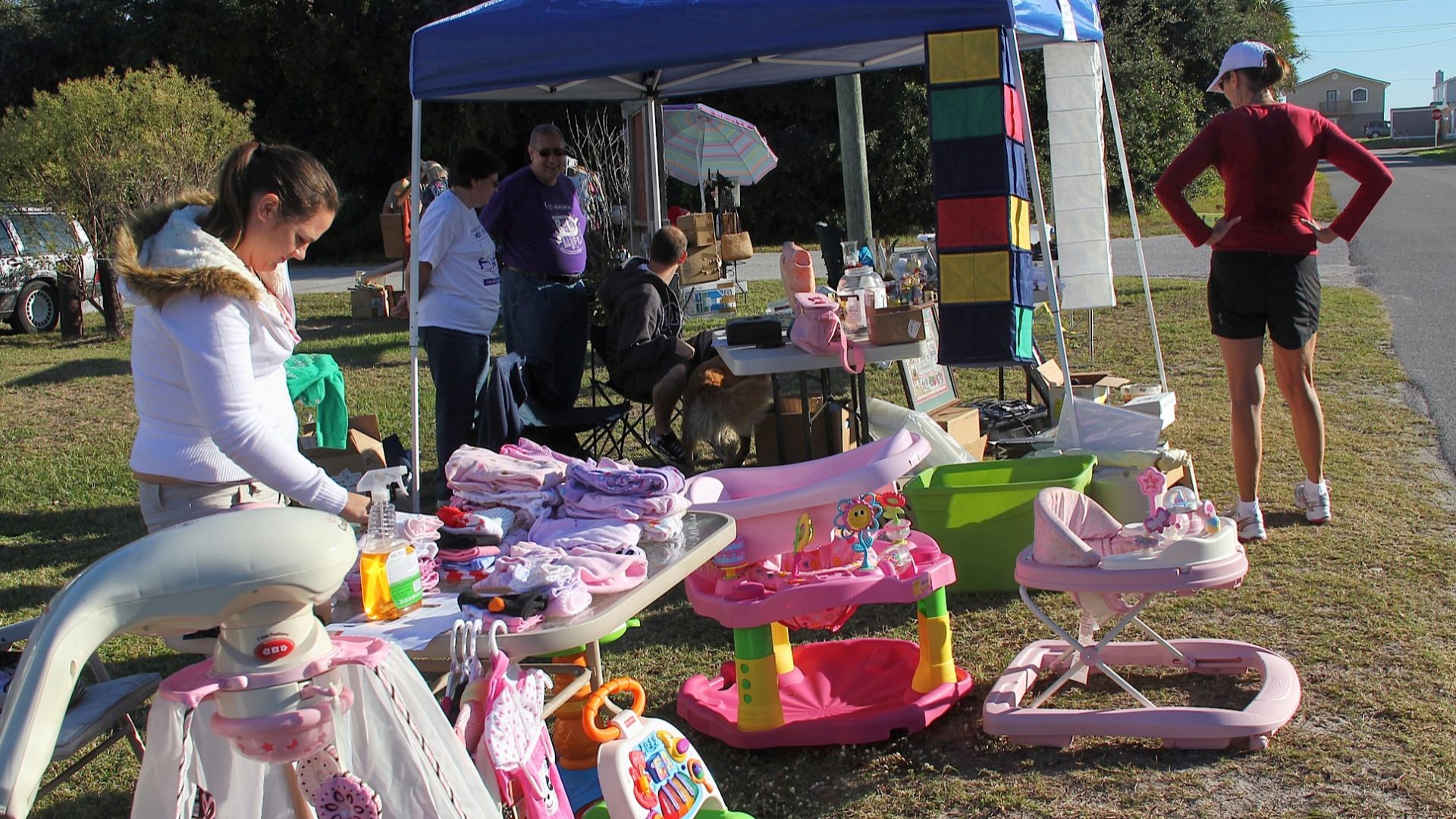 Scope and content:  The original finding aid described this photograph as:
Original Caption: Shoppers peruse the merchandise on display at a stop along the A1A Super Scenic 72-mile Garage Sale.
Location: Florida

Status: Public domain.