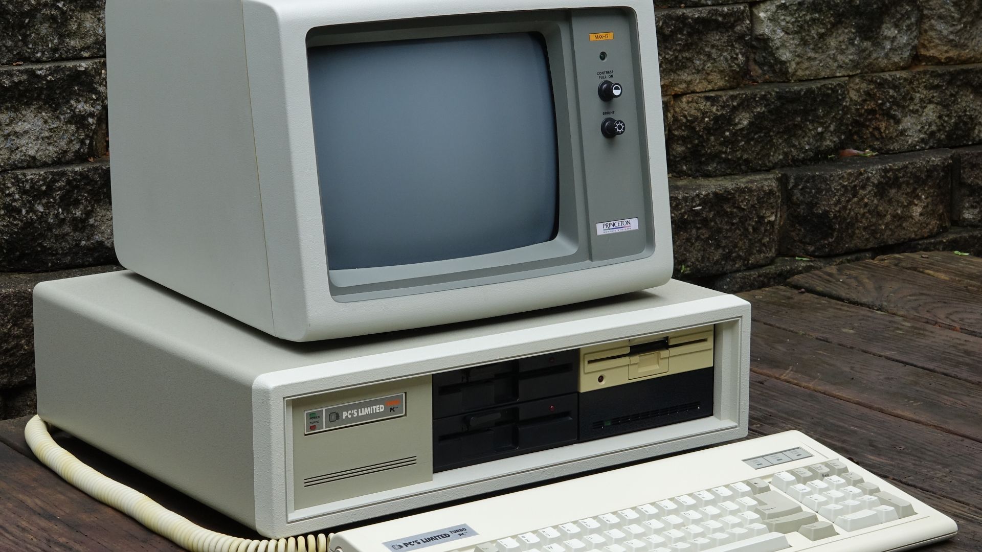 This is Dell's first PC of their own brand, the Turbo PC, released in 1985 with a base price of $795 without monitor. In 1987, PC's Limited changed their name to Dell Computer Corporation. This particular example is an early model from 1985.