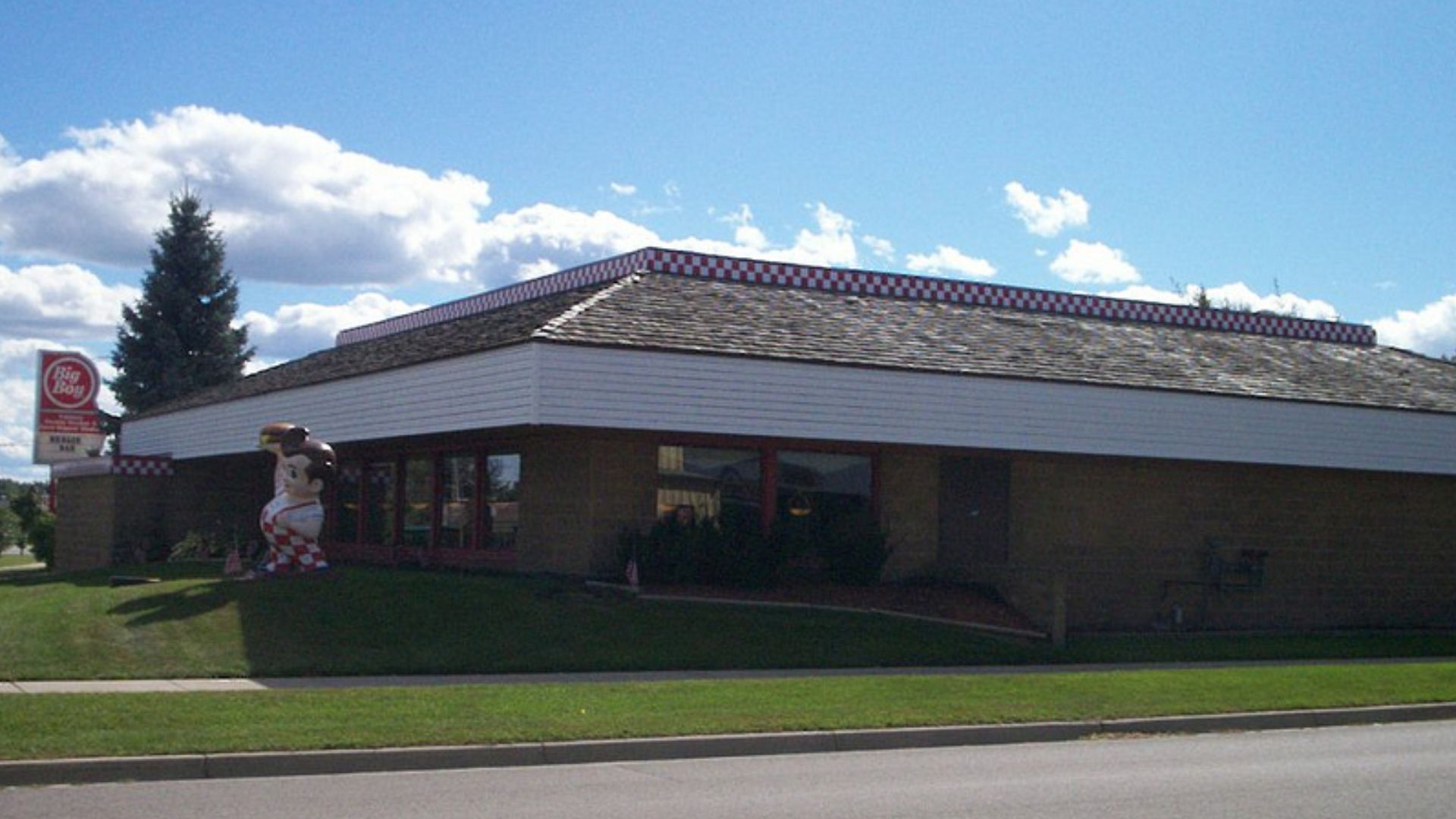 A former Sambo's in Alpena, Michigan, now a Big Boy.