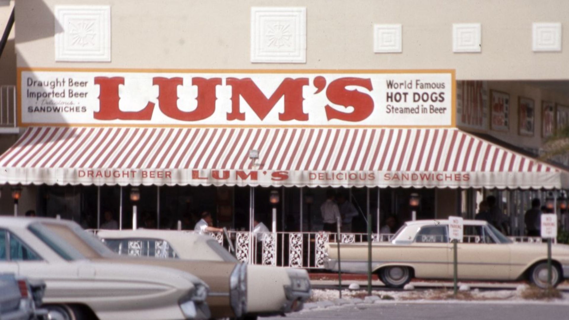 Lum's hot dog restaurant: Fort Lauderdale, FloridaAuthor:Erickson, Roy.Photographed in February 1966. Physical descrip: 1 slide: col.Series Title: (Print Collections. N2006-13, Roy Erickson collection.)General note: The photographer, Roy Erickson, wa