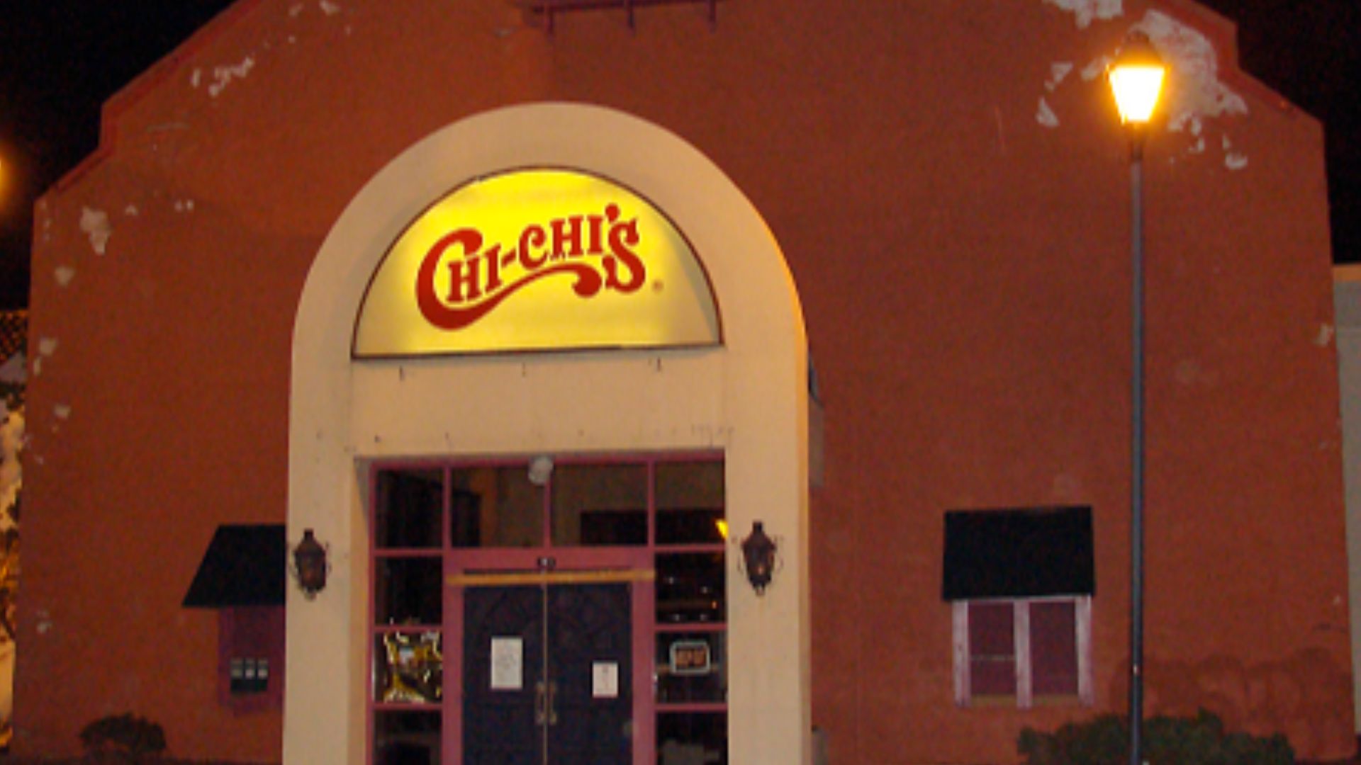 Photo of a shuttered Chi-Chi's Mexican Restaurant taken by Nostaljack on a digital camera.