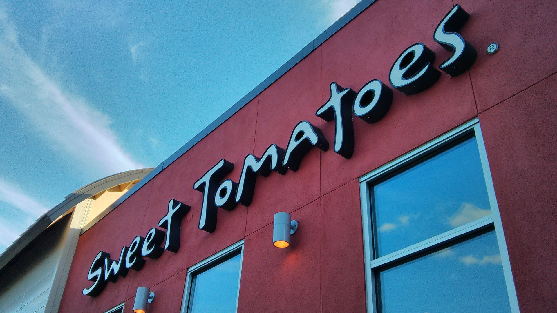 The outside of a Sweet Tomatoes restaurant in central Florida.