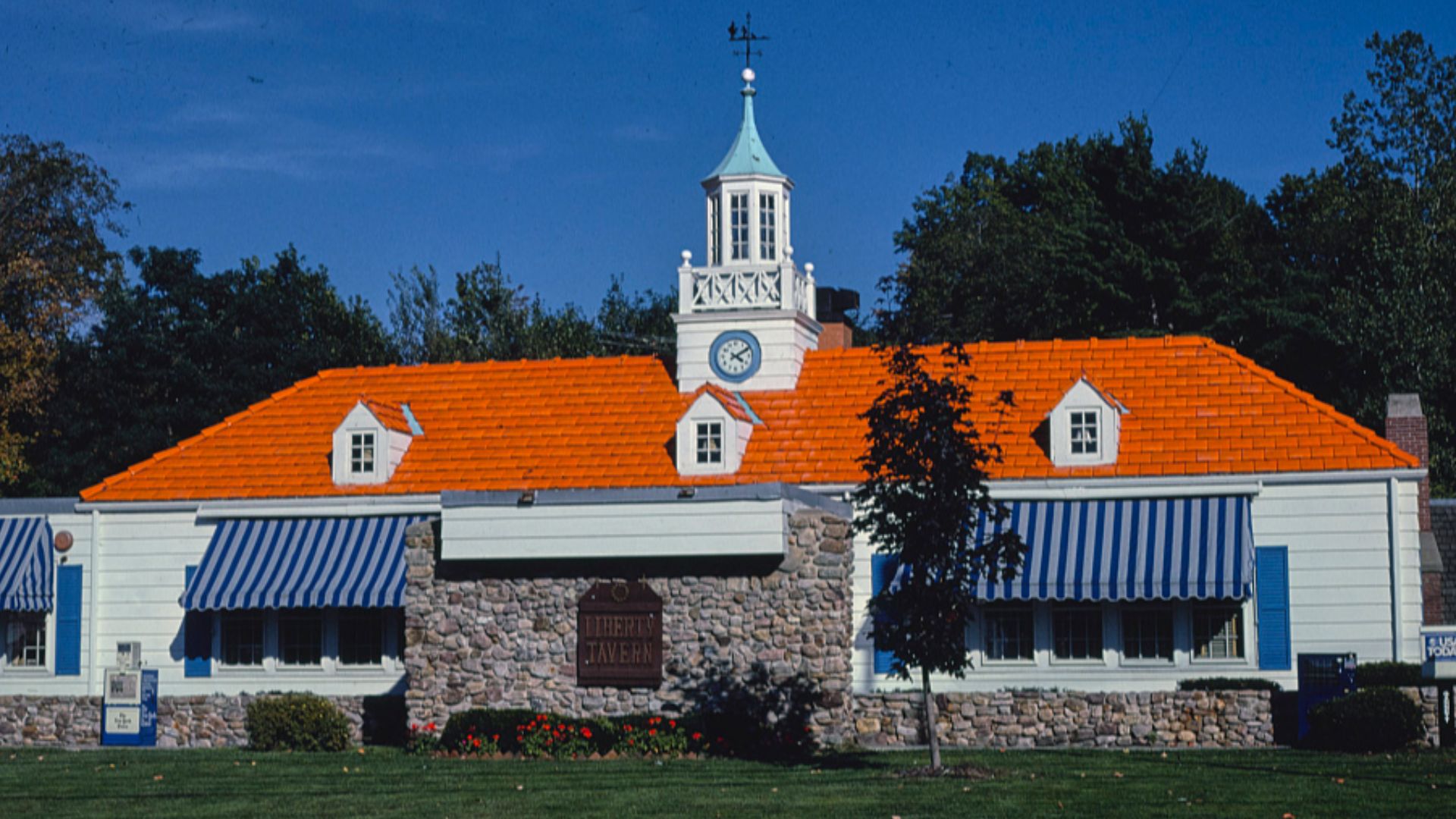 Margolies, John,, photographer.
Howard Johnson's Restaurant, Route 7, Burlington, Vermont
1984.
1 photograph : color transparency ; 35 mm (slide format).
Notes:
 Title, date and keywords based on information provided by the photographer.
Margolies categor