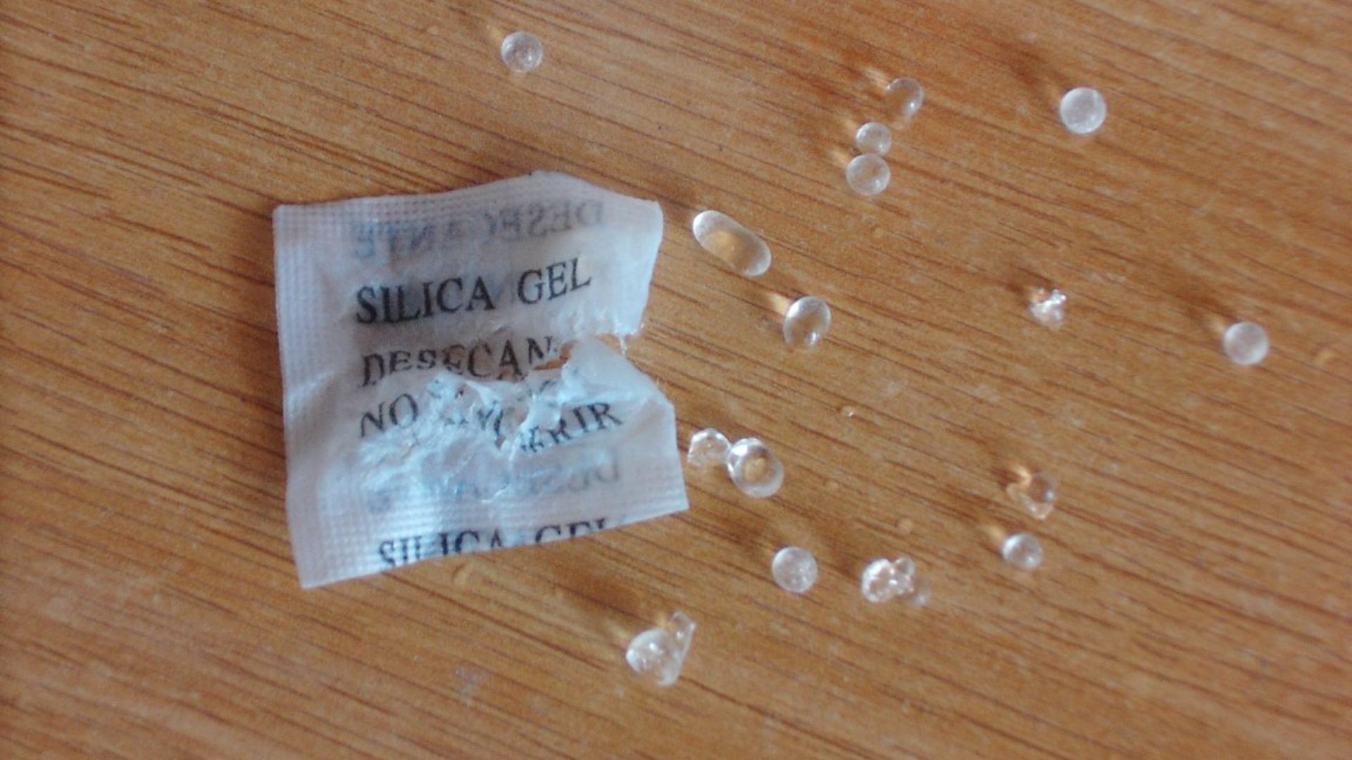 File:Silica gel bag open with beads.jpg