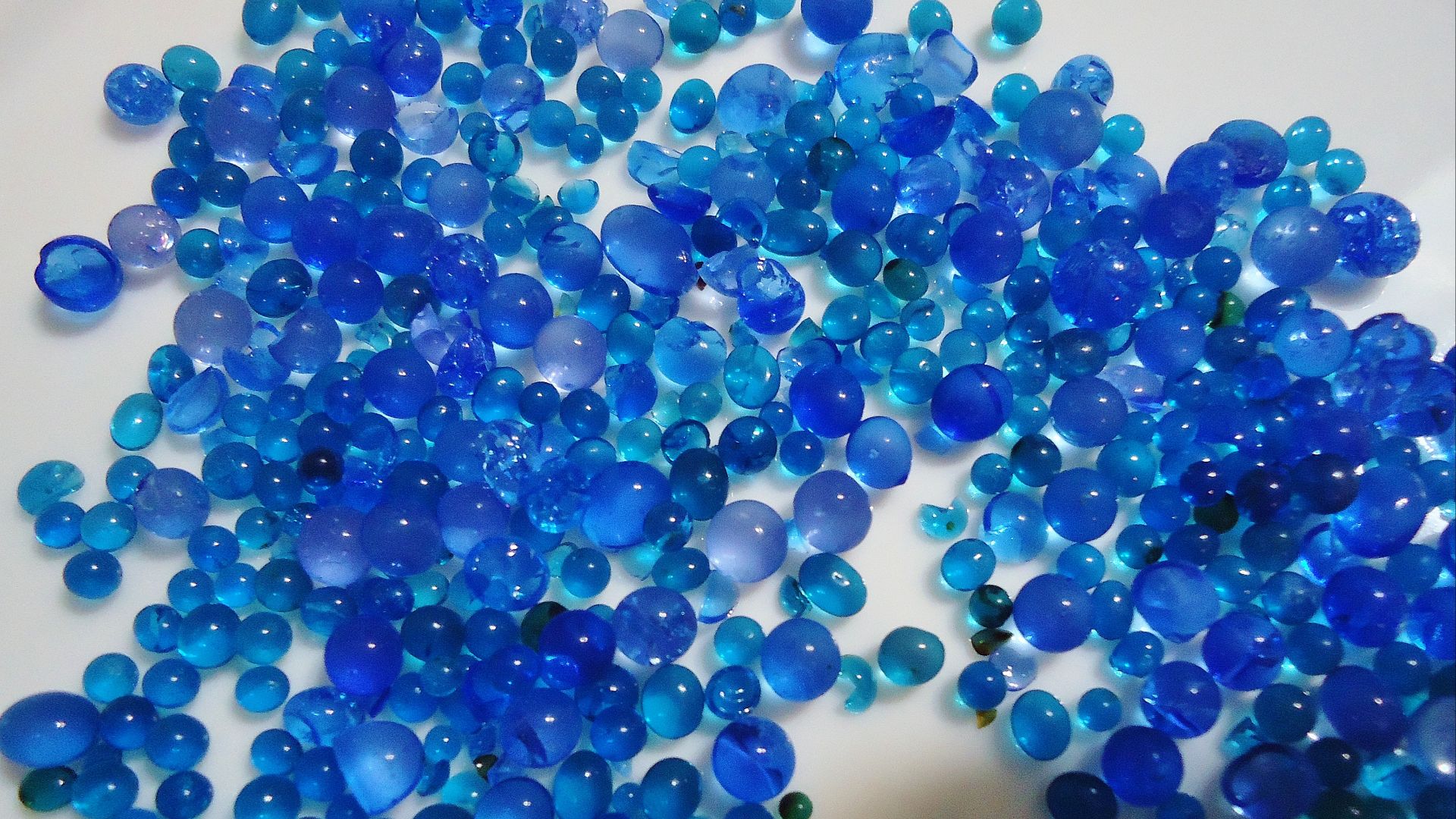 File:Blue silica gel.jpg