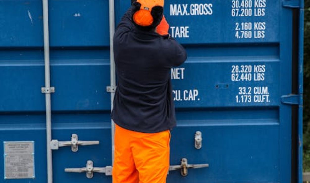  trousers with shoulder straps for better user comfort. Aquaproof fabric: lightweight, coated, waterproof and flexible. High-frequency electricity welding technique