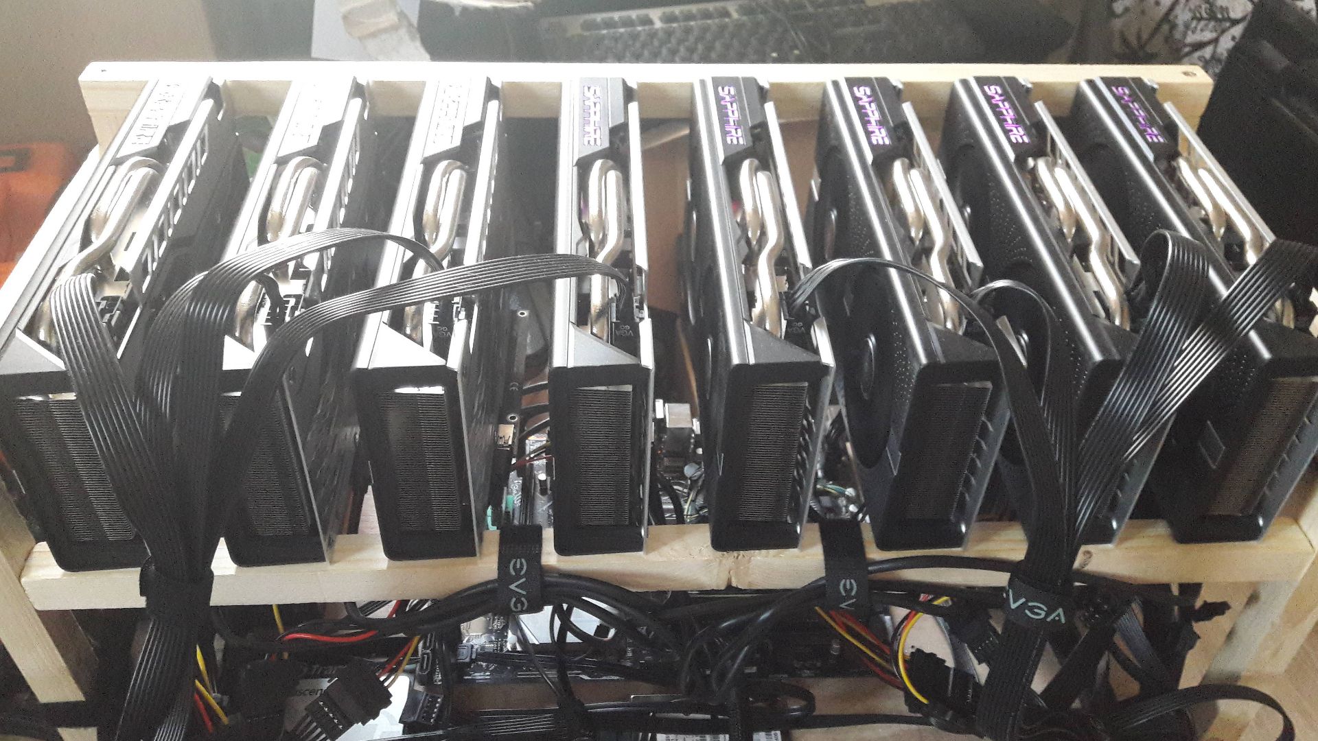 File:Minage de crypto-monnaie (1).jpg