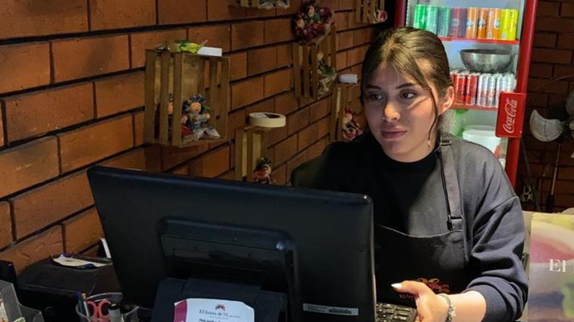 File:Mujer recepcionista de restaurante.jpg