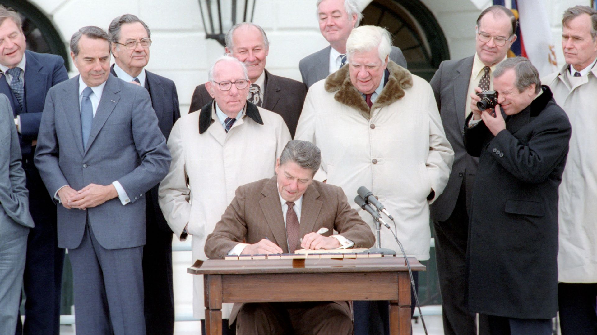 File:President Ronald Reagan Signing The Social Security Amendments Act of 1983.jpg
