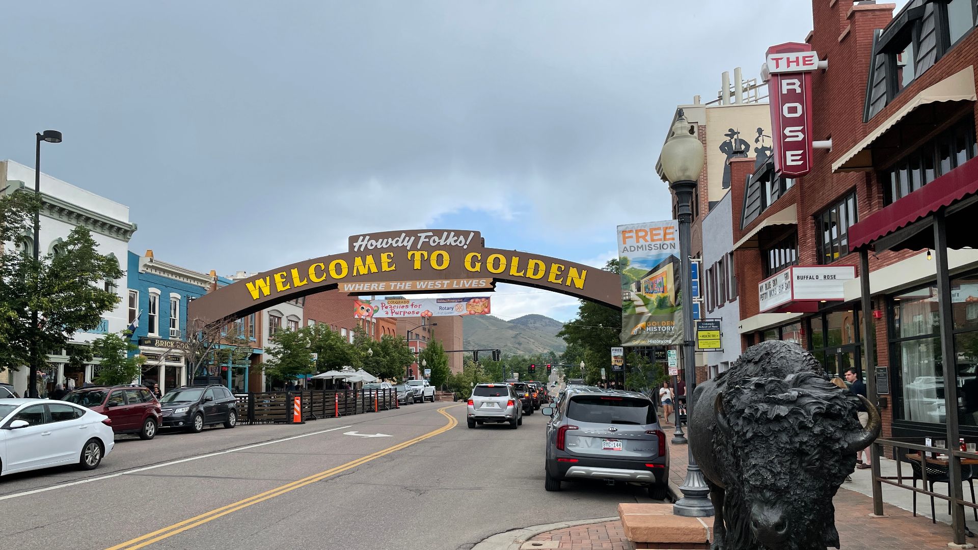 File:Washington Avenue NB past 12th Street Golden.jpeg