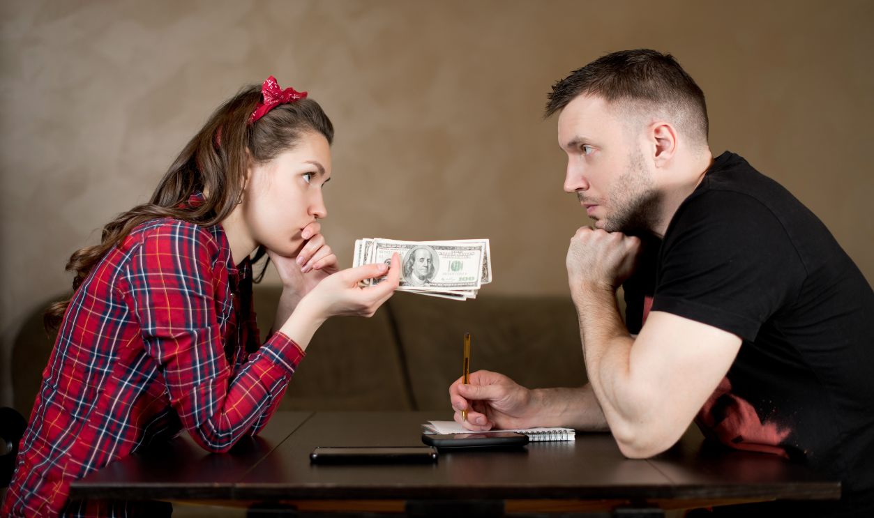 A woman and a man figure out how to distribute the remaining funds to reach the next salary. Difficult time in a young family