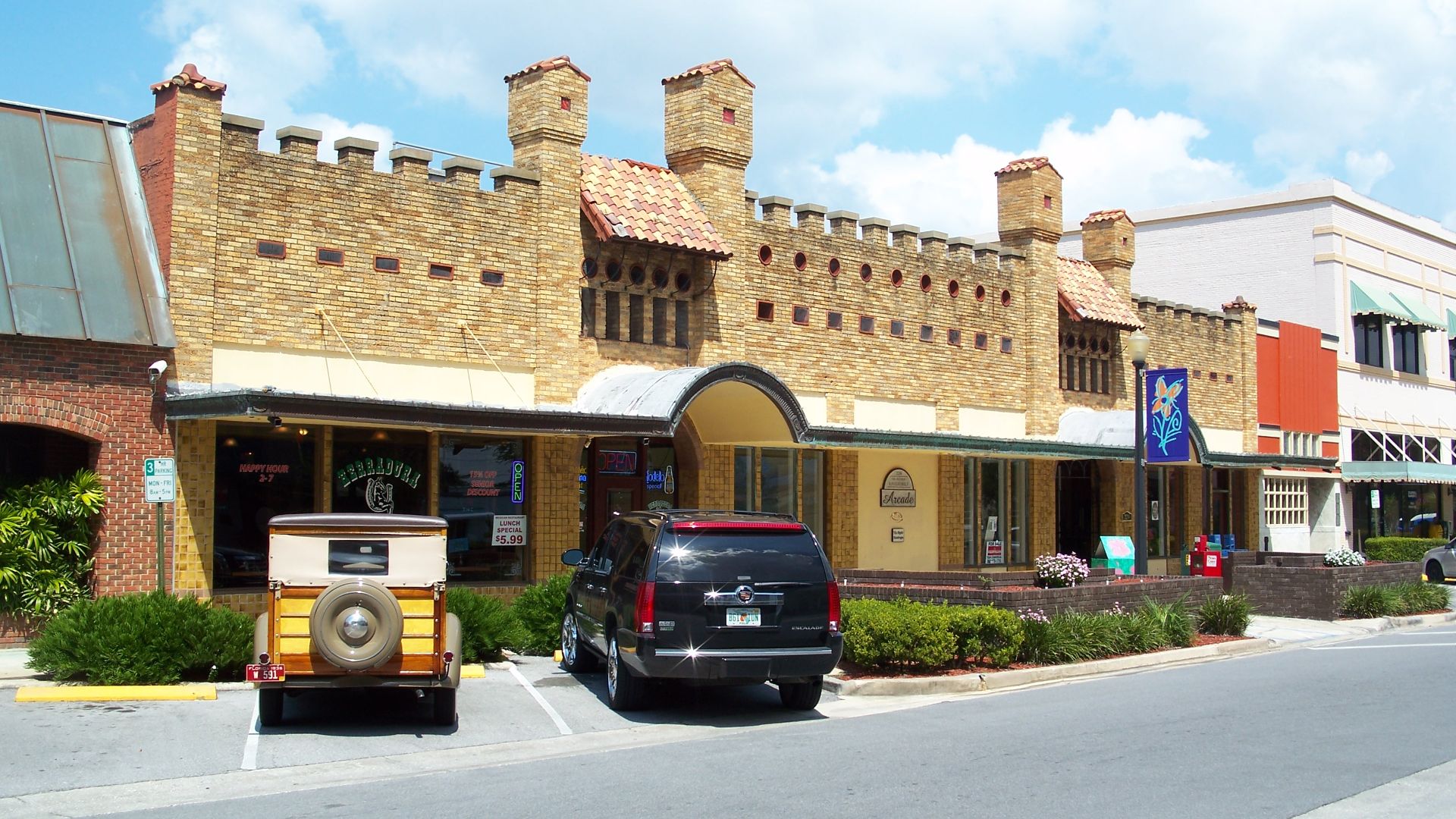 File:Lake Wales Comm Hist Dist Rhodesbilt01.jpg