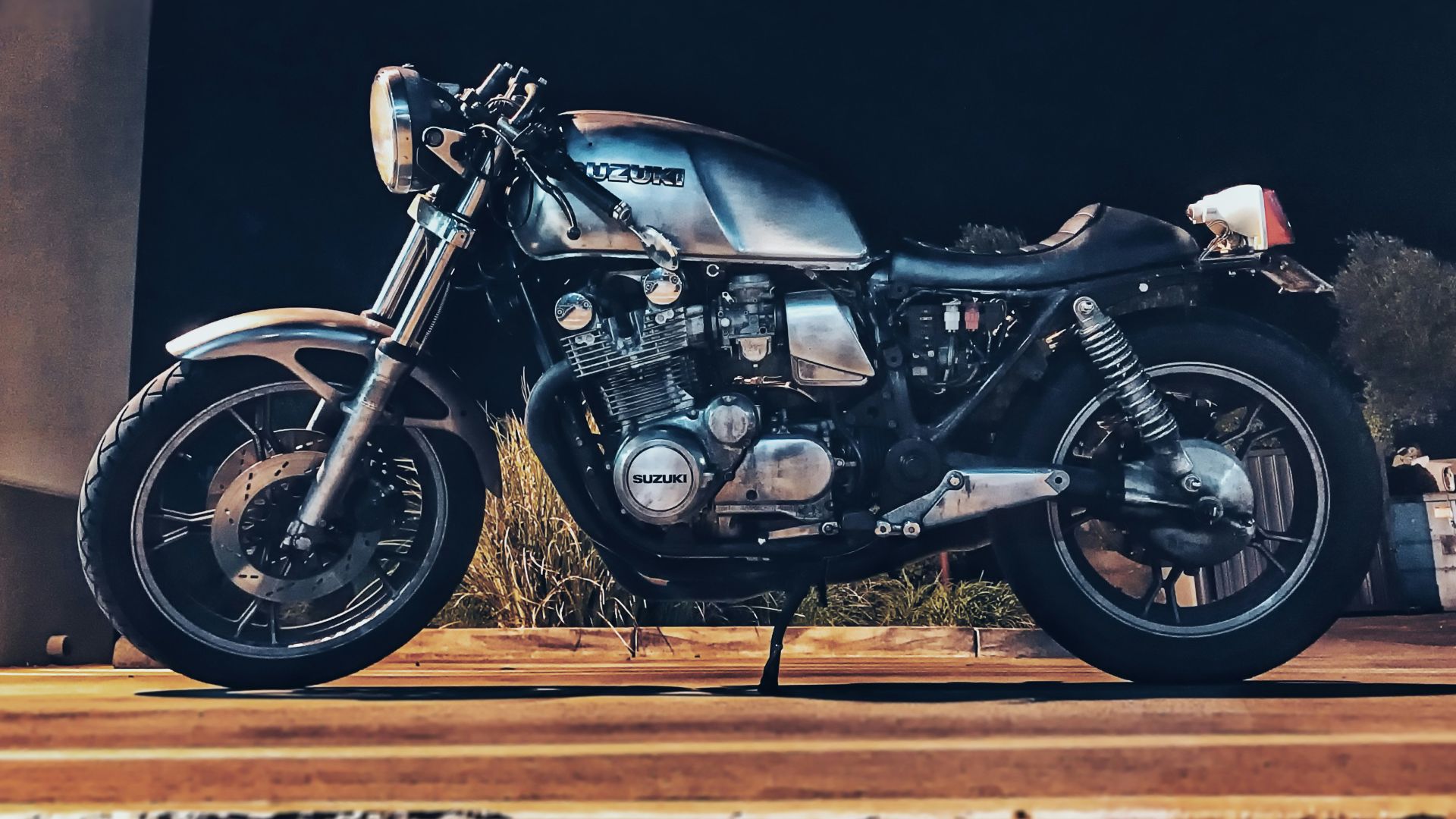 black and gray cruiser motorcycle park on road