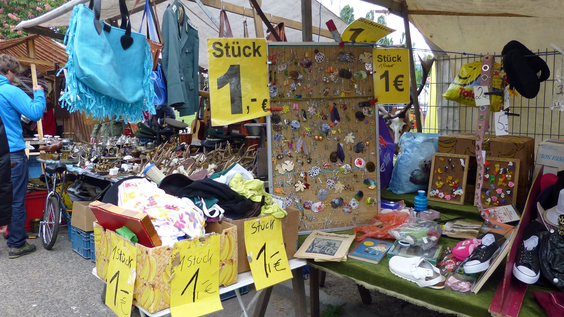 File:Berlin-Mauerpark-Flohmarkt (1).jpg