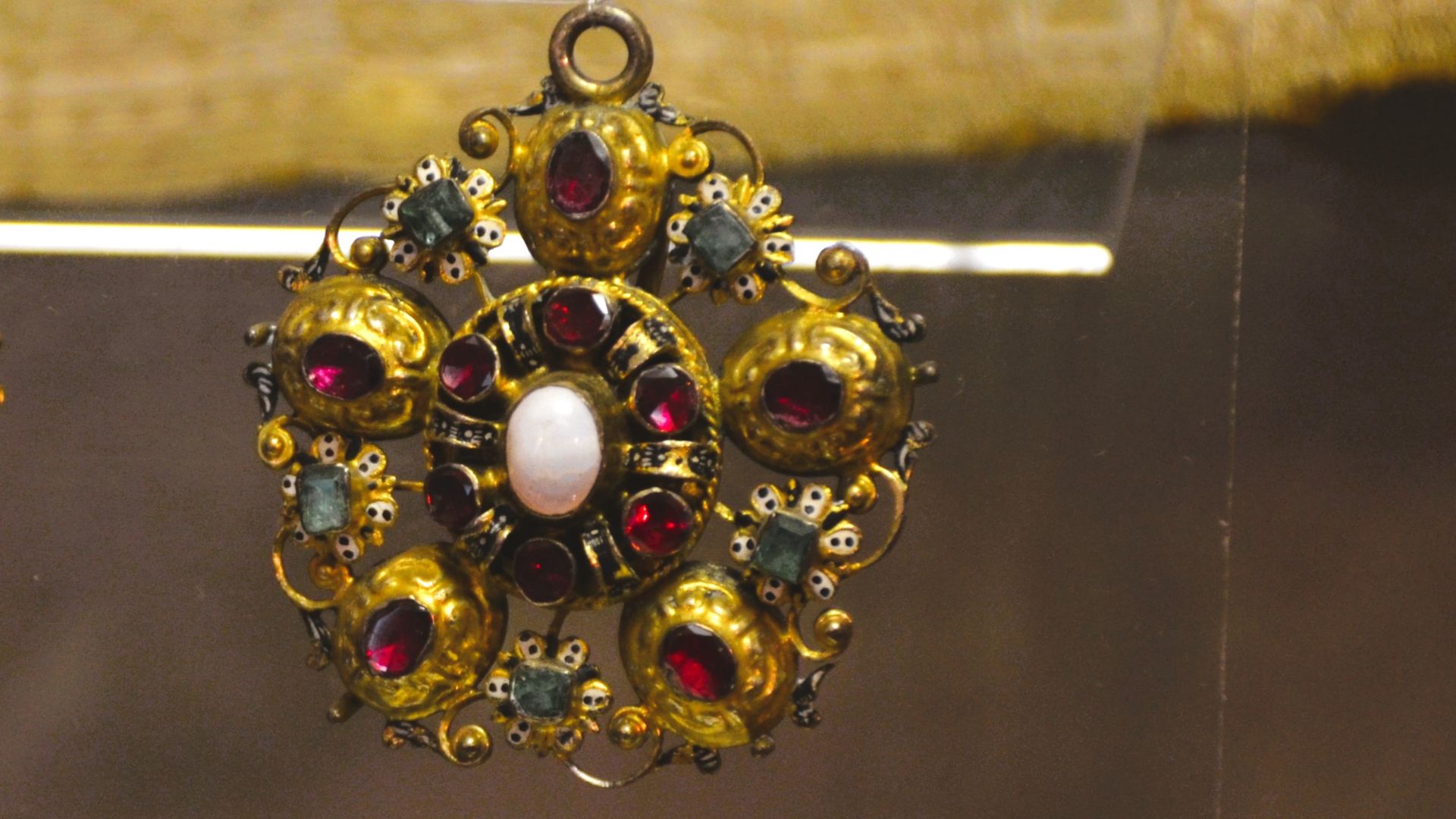 File:02024 0598 Gilded silver brooch from Galicia.jpg