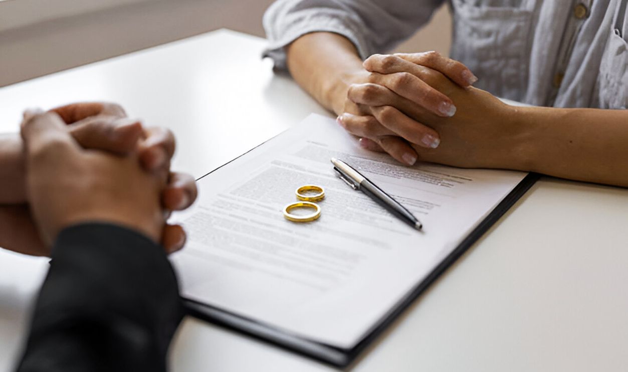 Divorce agreement and wedding rings