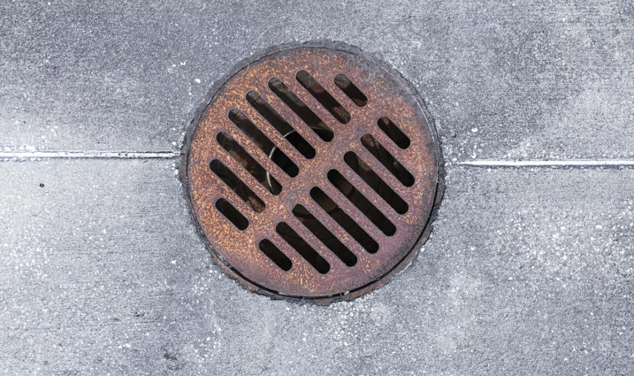 brown round metal round frame