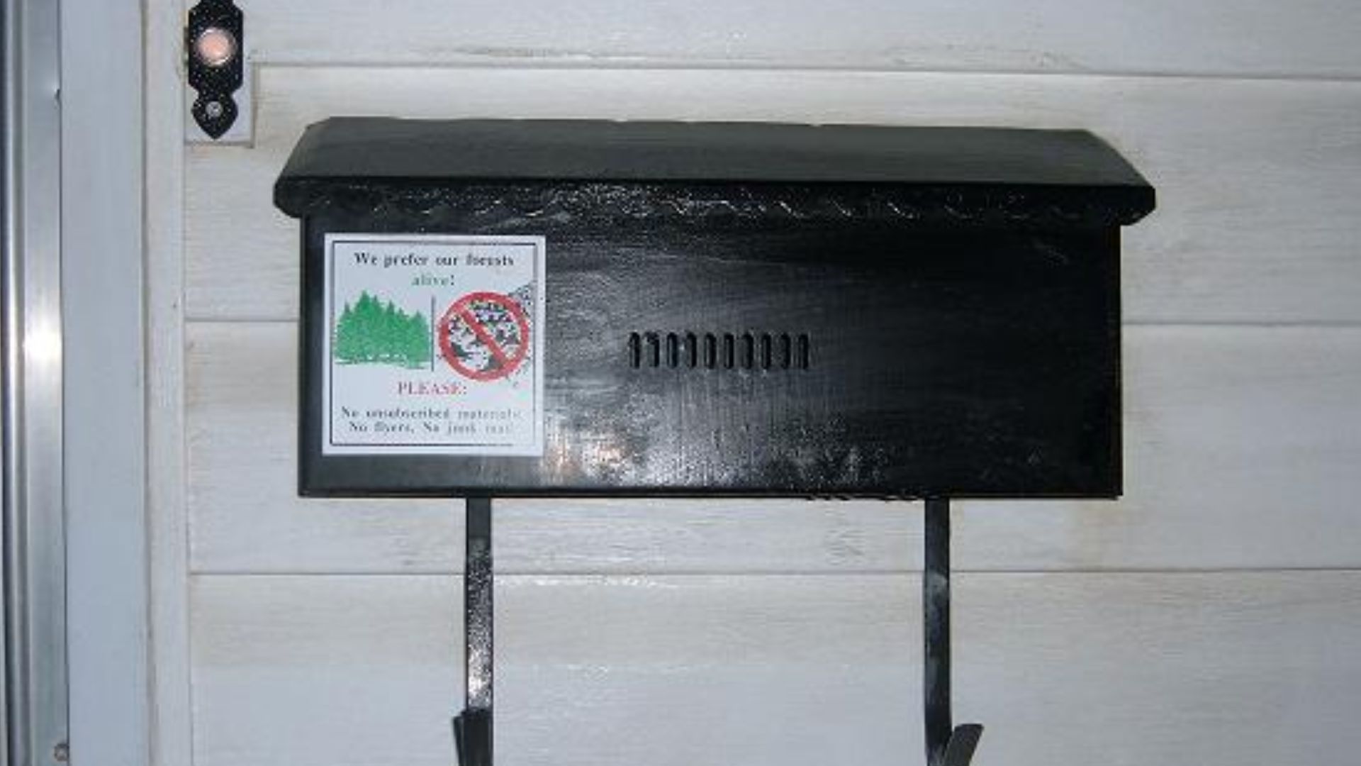 Letterbox in Calgary, ALB, Canada.

(original:Photographed by me on March 28, 2008, in Calgary, Alberta, Canada. Excuse my dirty frozen solid mailbox.)