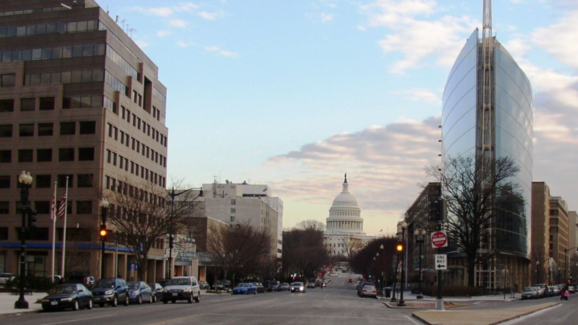 Photo of National Association of Realtors Building with Capitol in the background. 

Photo taken by uploader. All rights released. Williamborg 01:48, 13 February 2007 (UTC)